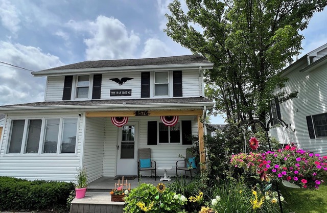 Waterfront Year round cottage, Ice fishing, Snowmobile trails nearby!!