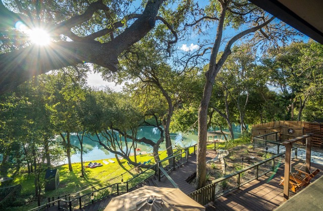 Waterhouse- 4 Bed, 3 bath, SUP, Kayak, Ping pong, Decks galore