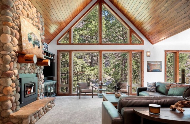 * * *Waters Edge Lodge* ****************