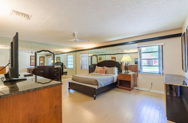 Waters Edge Manor | Lake View + Pool!