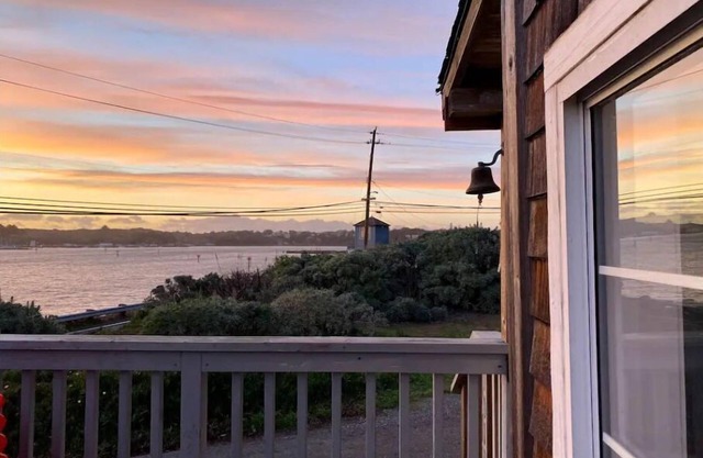 Water’s Edge - Ocean views, Private hot tub