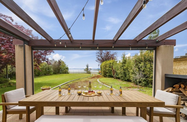 Waters Edge Retreat - Motuoapa Holiday Home, LAKE TAUPO