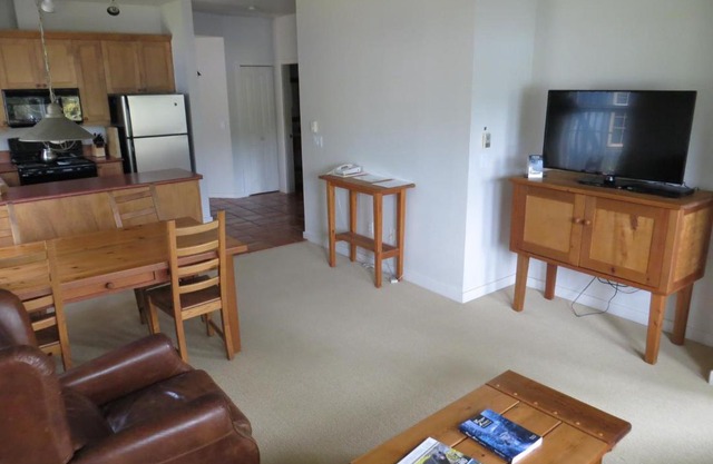 Waters Edge Shoreside Suites