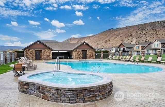 Watershed Condo near Large pool/hot tub. Gorge Amp shuttle nearby book separate.