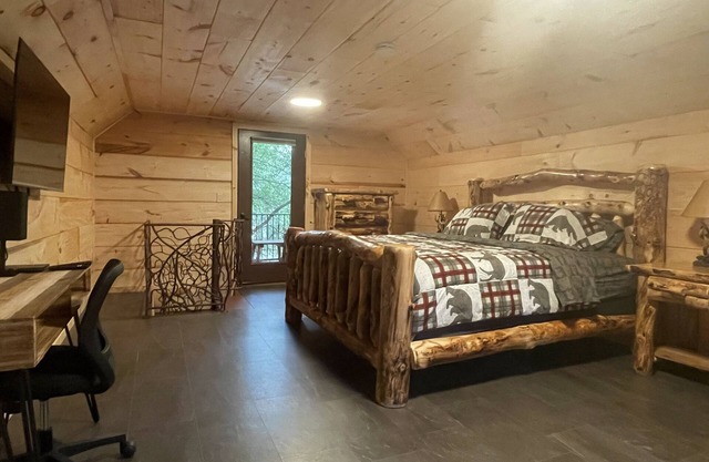 Waterside Cabin GREAT Fishing, 4 beds, 2 Kayaks Gated WI-FI parking Washer Dryer