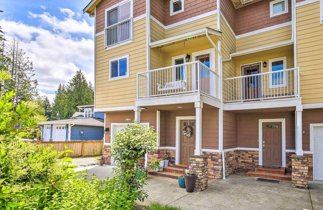 NEW! Waterview Bonney Lake Townhome w/ Treehouse!