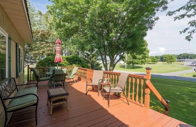Waterview Charming 3 Bedroom Cottage in cool Cape Vincent. Huge yard.
