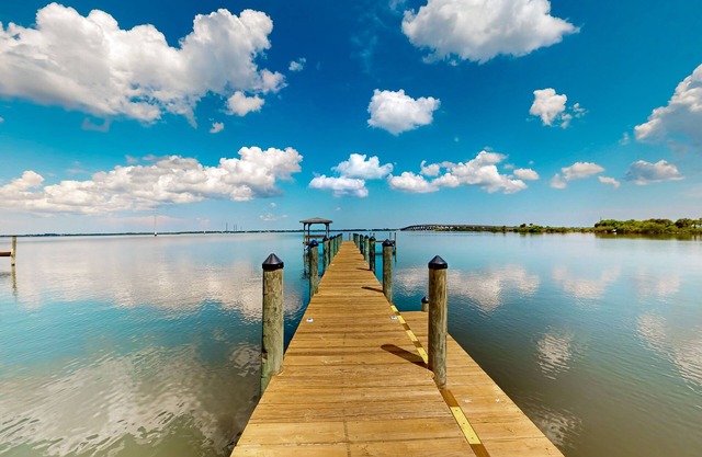 Waterview home and attached studio , w/ boat ramp, pier, BBQ, A/C, WiFi