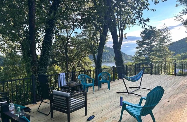 WATERVIEW HOME ON TOP OF A MOUNTAIN 1 Hr From DC