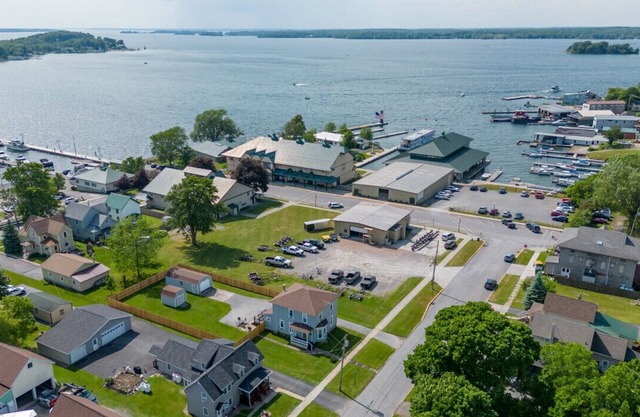 Waterview House w/ Fenced Yard, Woodboat, & Museum