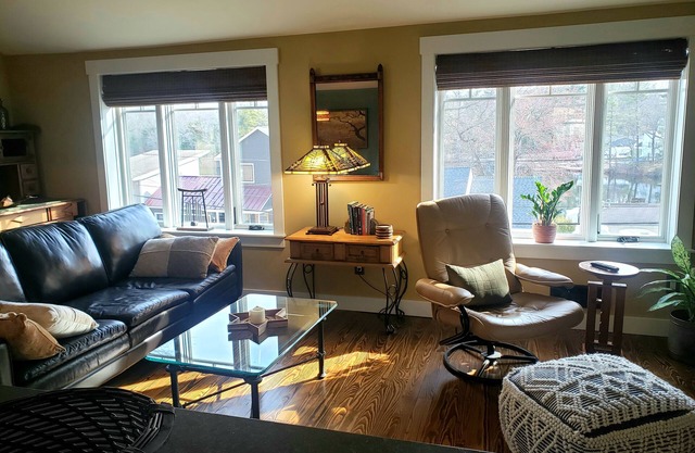 Waterview Retreat in Quiet Convenient Neighborhood, Big Yard, Pets Welcome
