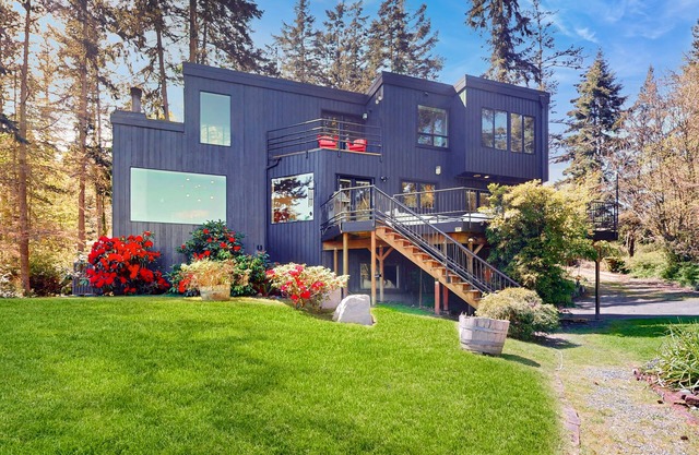 Waterview Retreat in Coupeville – Mt. Baker & Saratoga Passage Views