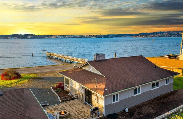 Waterviews, Gameroom, close to DT, & Ferries!