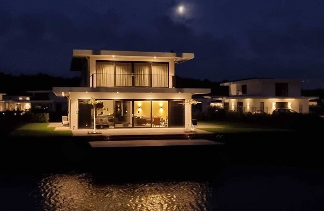 Watervilla near forest and Veluwe Lake