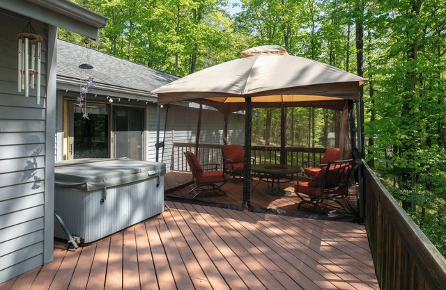 Watkins Glen, Corning, Finger Lakes 3 BR 3 Bath w/ Hot Tub