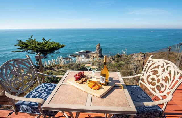 Waves End: Your Oceanfront Retreat