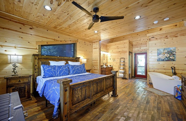 Waymaker, Couples, Hot Tub, Firepit, Soaker Tub