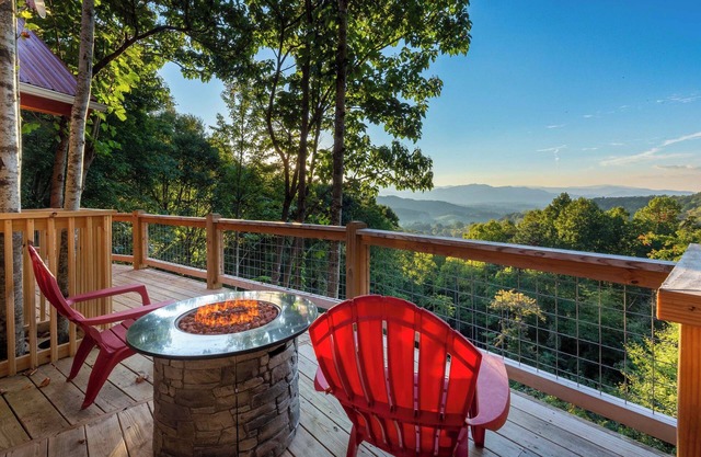 Waynesville Romantic Hideaway w/ Private Hot Tub