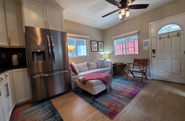 Waypoint Cottage, one block from the beach!