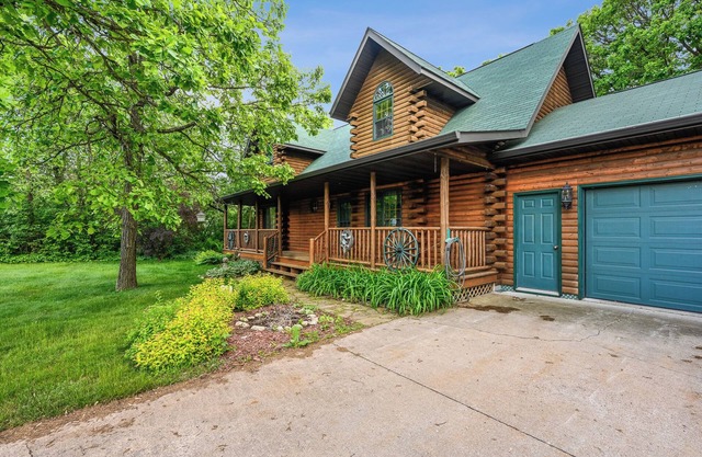 Welcome to Wazeecha Lodge – A Relaxing Log Home Retreat Near Lake Wazeecha!