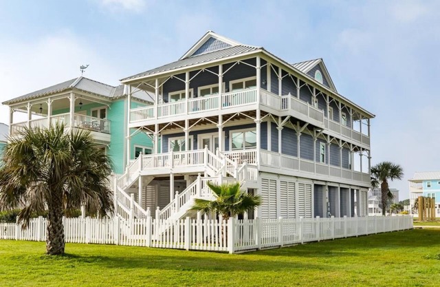 GULF VIEWS! Reduced Summer Rates! Pet Friendly. Wrap around decks & Fenced Yard!