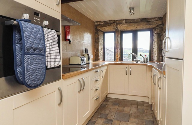 WEAVER'S VIEW, pet friendly, character holiday cottage in Heptonstall