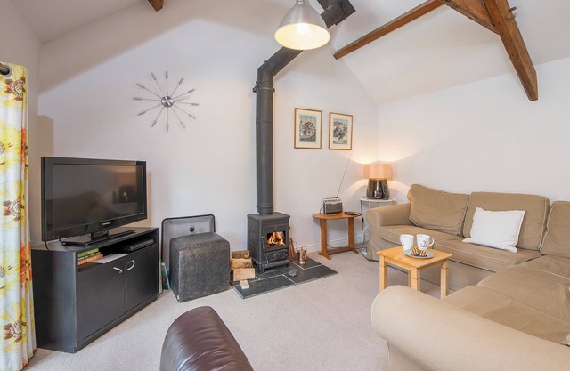 Weavers Cottage, Holiday Property Llanmill, Nr Narberth, Sleeps 4, 2 bedrooms, bathrooms