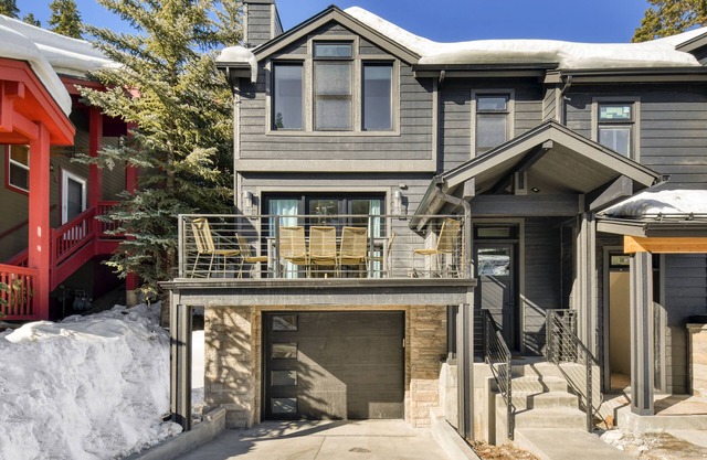 Webster by AvantStay | ⛷️ Central Location w/ Hot Tub and Patio