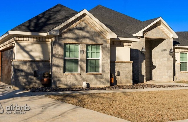 Wedding, family reunion, or family getaway! Brand new home minutes to Stockyards