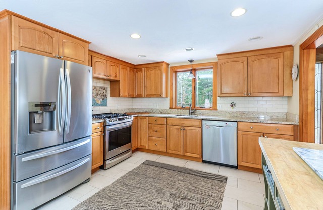 WEEKEND RENTALS IN JULY AVAILABLE Stunning 5Bd House w/Heated Salt Water Pool with Hot Tub & Outdoor Kitchen Area