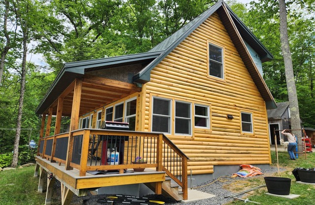 Weekly discounts avail. Get away at this New house on Lovejoy Pond in Albion