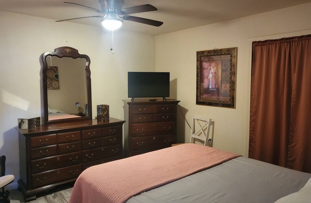 1300 P/ M 377p/wk 10 mi to Beach, Big yard & Parking, Pet Friendly & Super CLEAN