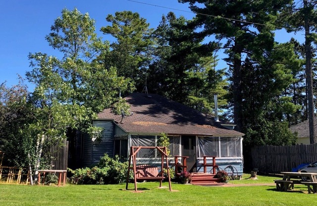 Weisel Cabin - Nostalgic Cabin located within walking distance of Downtown La Pointe!