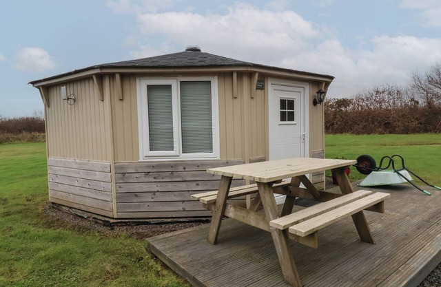 WELCOMBE MOUTH, pet friendly, with a garden in Hartland
