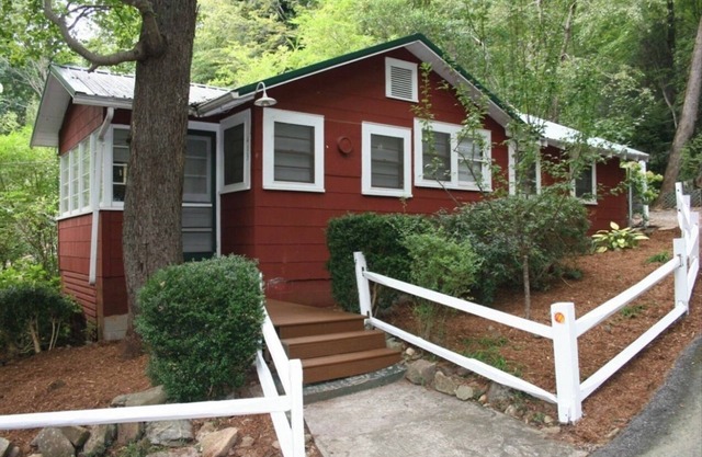 Cozy Cabin in Chimney Rock! Short walk to town!