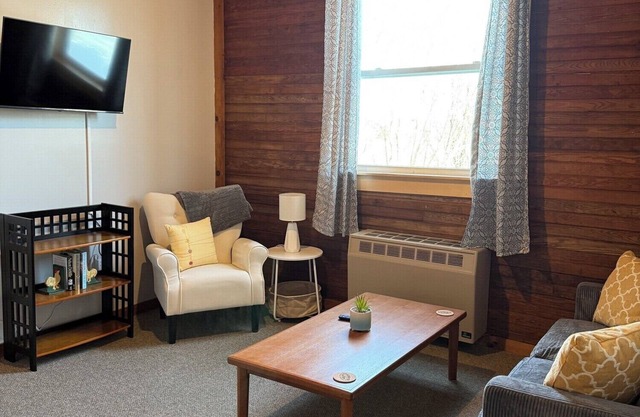 Welcome Home - Enjoy a Quiet Country Apartment on a Bed and Breakfast Property