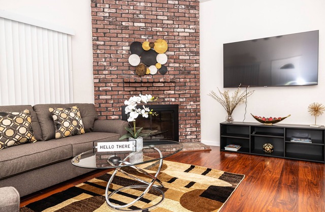 Welcome. Relax, Enjoy, 3 bedrooms/2 bathrooms Duplex, Close to Everything