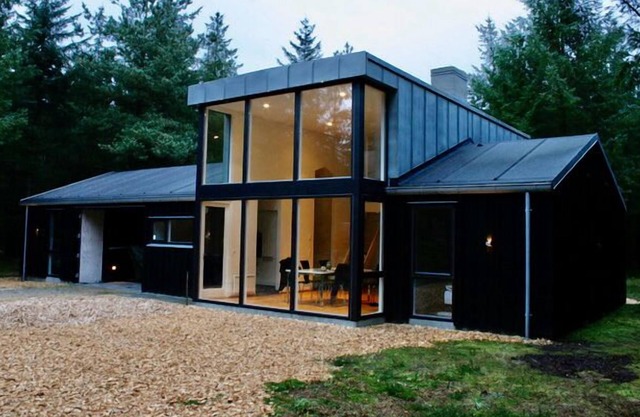 Welcome to a nice, large holiday home with SPA. The house is located by Lynderup Strand.