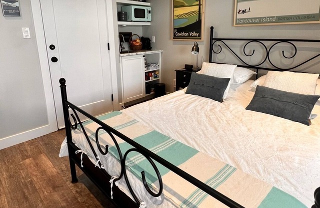 Welcome to Aria Escape! Brand new Private suite with free parking