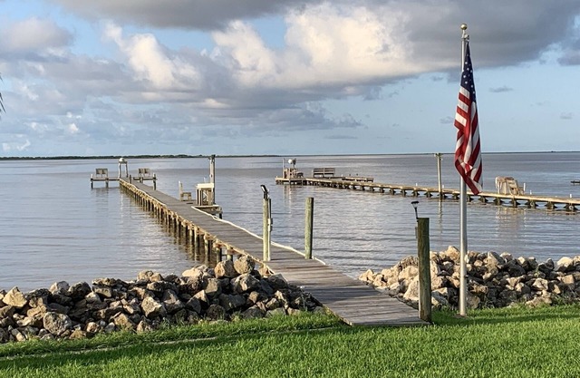 Welcome to "Barn on The Bay" 4bdr w 300' Lighted Pier on Turtle Bay