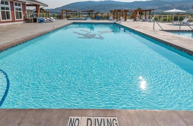 Welcome to Bordeaux Cottage #191 – A Luxury Getaway on Osoyoos Lake!