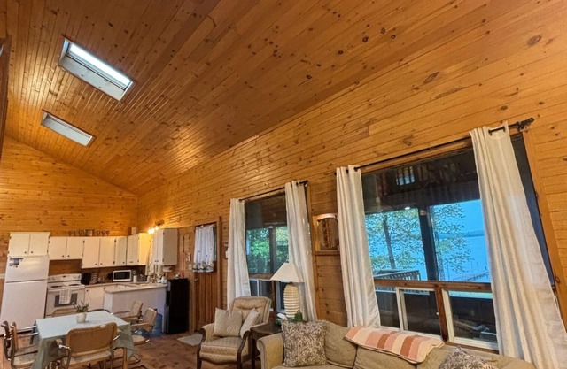 Welcome to Cedar Shores! 3 Bedroom Cottage with Loft on Wasi Lake