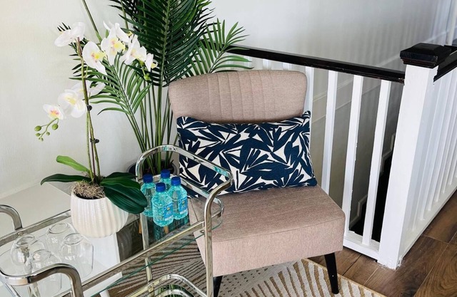 Welcome to Eleven! Beautiful 2 Bedroom Unit Near Airport & Beach