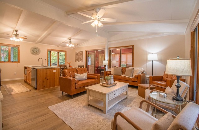 Welcome to Hanscom Hideaway! Cozy 3-bedroom house