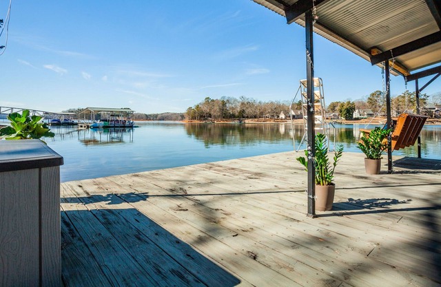 Welcome to Hartwell Landing! A spacious home on Lake Hartwell!