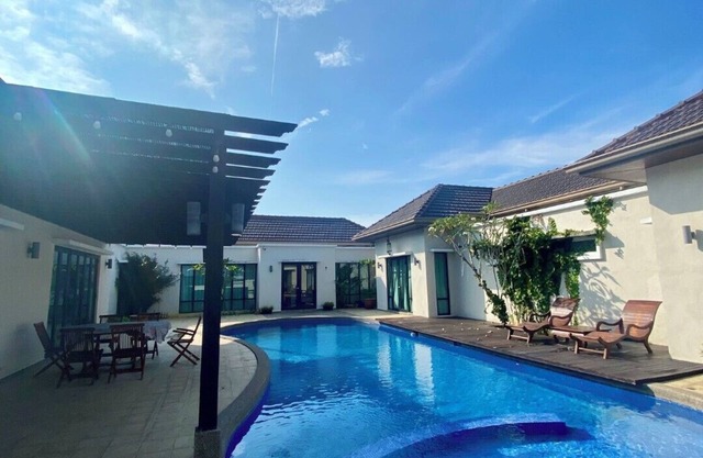 Welcome to Laman Abang Bali-styled Villa, a great spot to experience Banting🏡