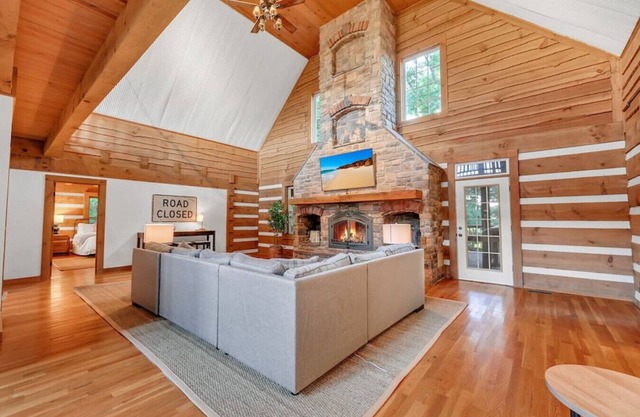 Welcome to 'Logging Off' our stunning Log Cabin 35 mins from Downtown Nashville