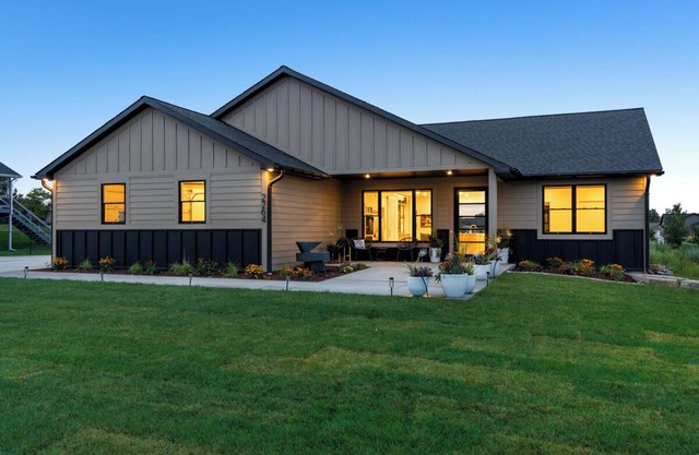 Welcome to Lucky 13 Luxurious, private escape on Lake Hills Golf Course.