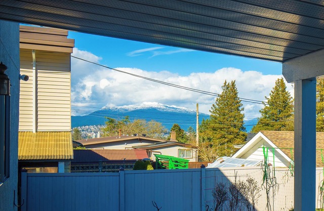 Welcome to Main floor 2 Bedrooms Suite A &10 minute walk from Metrotown Mall
