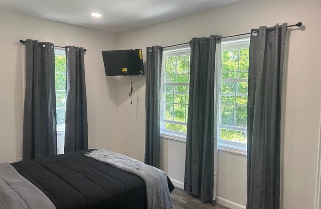 Welcome to New Paltz. Charming 3-bedroom house with AC, WIFI,